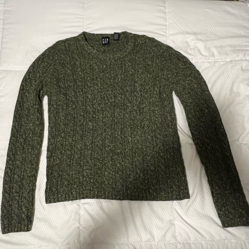 Gap sweater